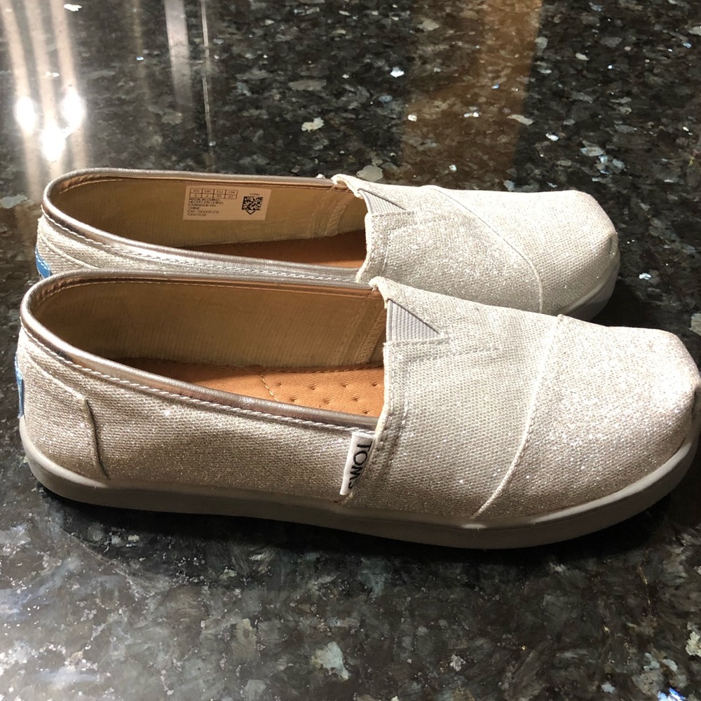 Girl’s Toms slip-ons